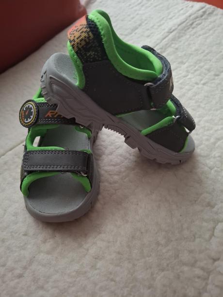 Blikajúce sandále, 25