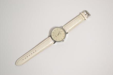 Biele náramkové hodinky, 