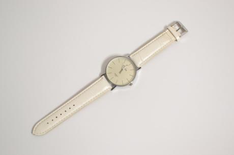 Biele náramkové hodinky, 