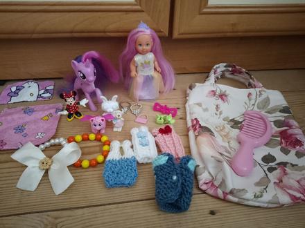 Bábika simba s oblecenim a množstvom doplnkov, 