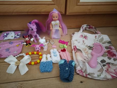 Bábika simba s oblecenim a množstvom doplnkov,