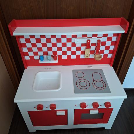 Drevená kuchynka s príslušenstvom a zásterou, 