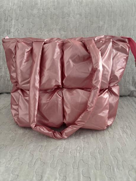 Velká ružová kabelka, 