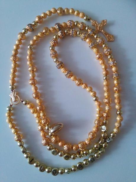 Ruženec s menom a dátumom,