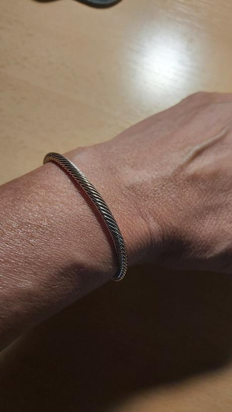 Náramok striebornej farby, 