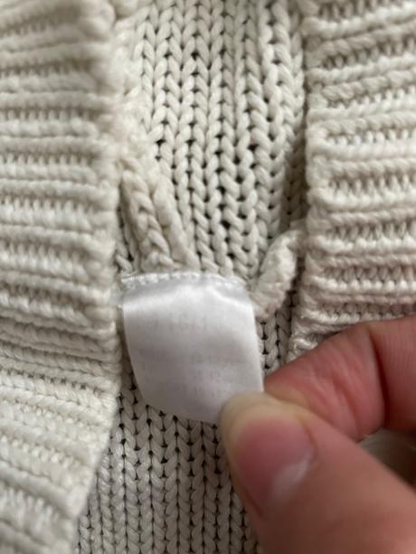 Biely sveter s kapucňou na gombíky, 146