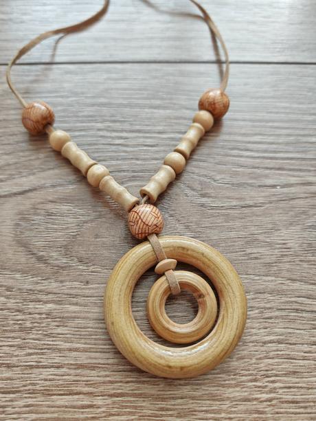 Krásny drevený náhrdelník,