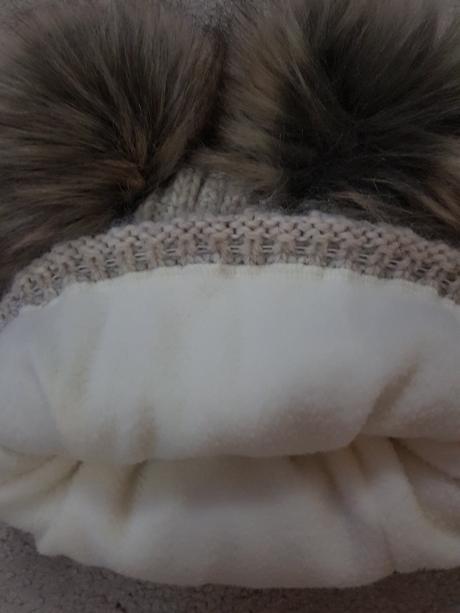 Zateplena ciapka s 2 brmbolcami,