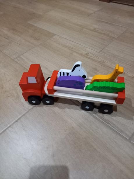 Drevené autičko so zvieratkami, 