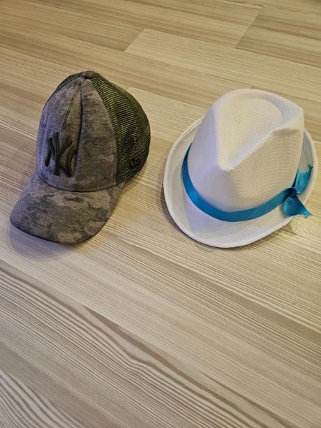 Klobúk a šiltovka, s