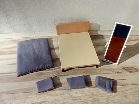 Drevený nábytok pre bábiky s 2 bábikami a mačkami, 