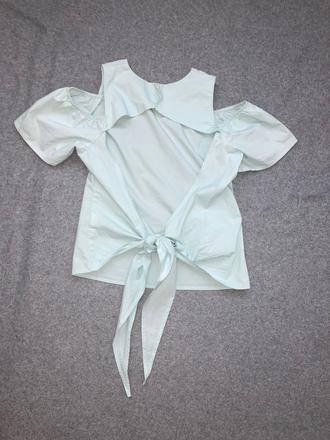 Super top-odhalené plecia aj chrbát, s