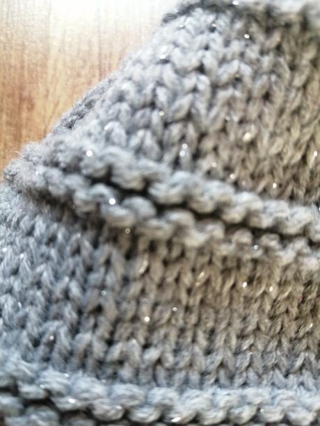 Siva ciapka s ligotavou nitou., 