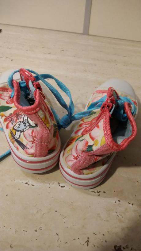 Hello kitty tenisky č. 30, 30