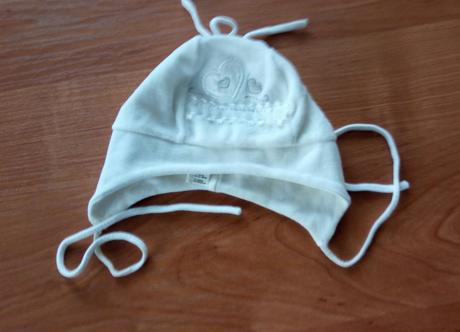 Biela čiapočka s výšivkou, 56