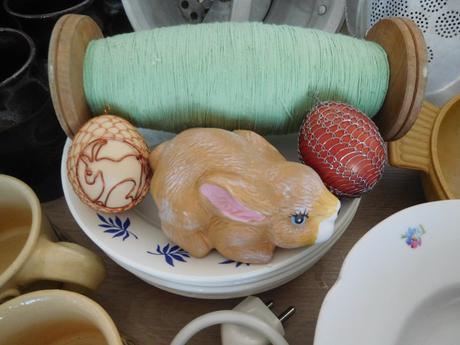 Keramický zajko+klbko drevené ako dekor,, 