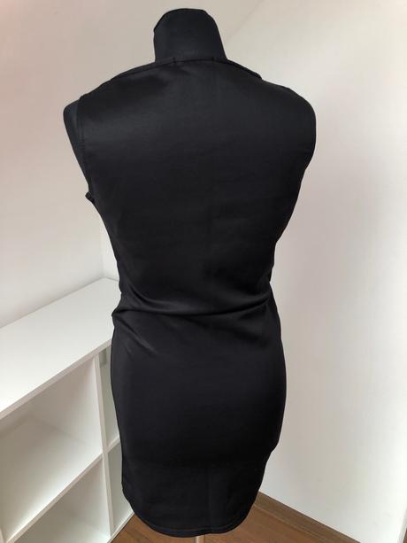 Čierne elasticke šaty, s