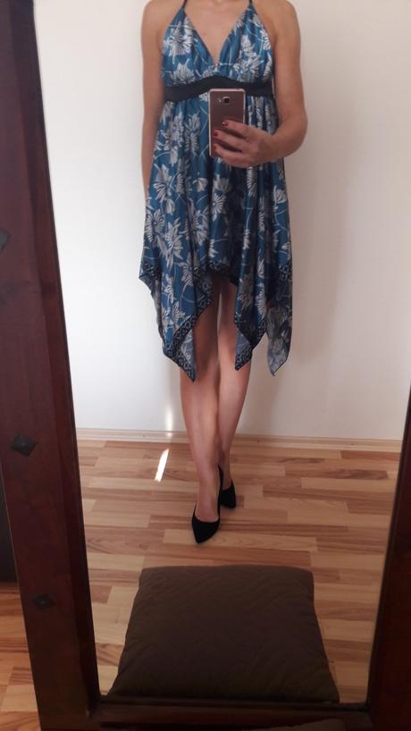 Extravagantné asymetrické šaty, s