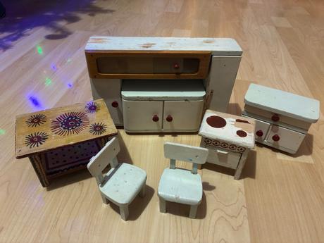 Starý nábytok pre bábiky, 