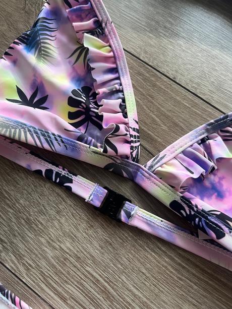 Trojuholnikové plavky, 146