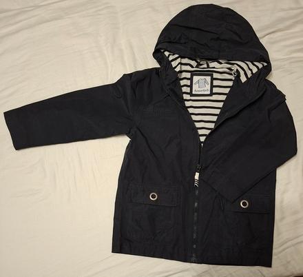 Nepremokavá bunda, 128