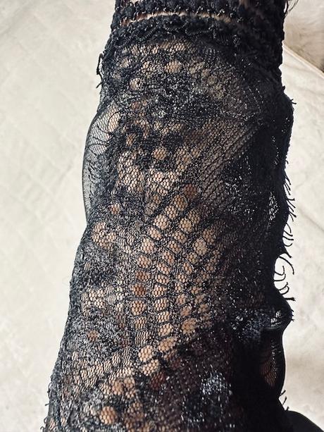 Krásna čierna blúzka s čipkou a tylom zn. magenta, m