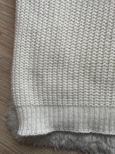 Biely pleteny sveter s v vystrihom,