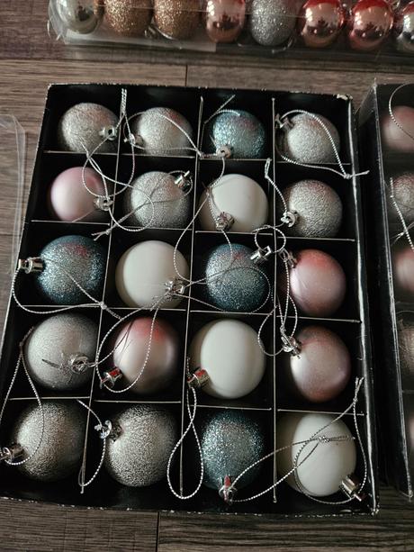 Ozdoby na stromček- biele vianoce- gule, svetielka, 