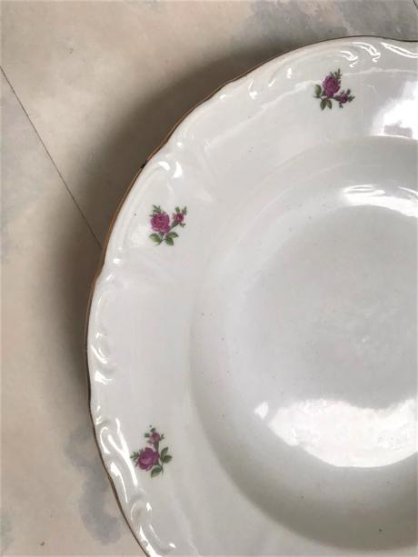 Hlboký kvetinkový starožitný tanier, 