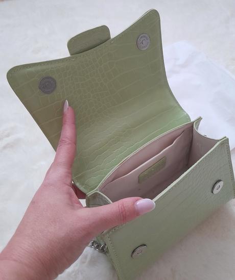 Malá kabelka dee zee, 