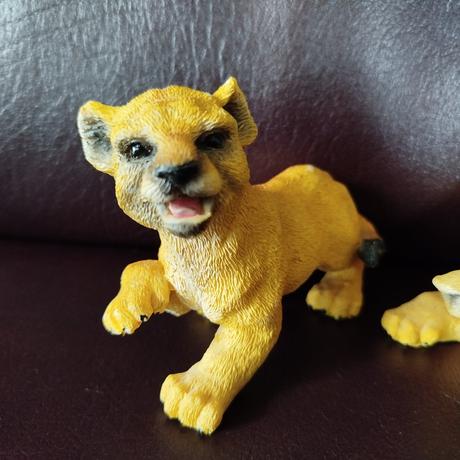 Krásne figúrky levíkov 2ks, 