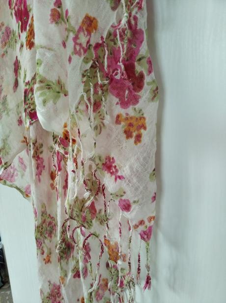 Kvietkovaný šál na leto,