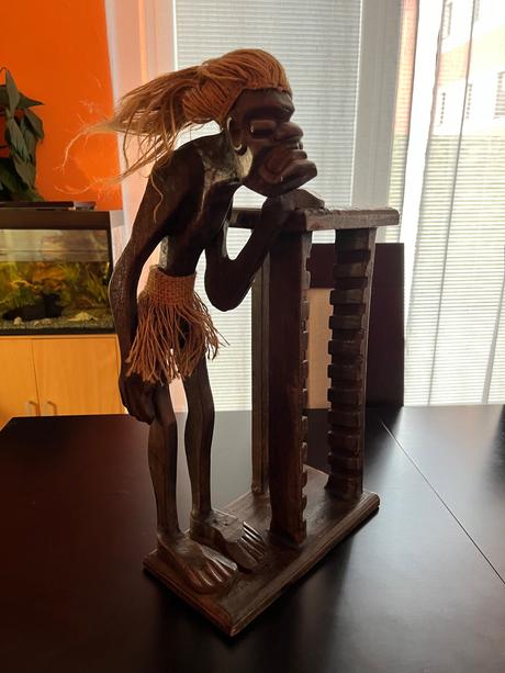 Drevený stojan s domorodcom, 