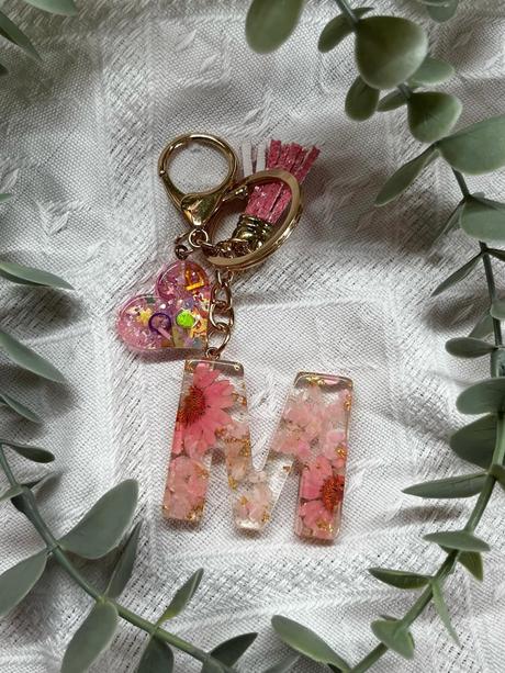 Ručne vyrobené živicové kľúčenky, 