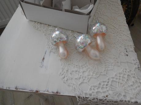 Vianočné fúkané ružovkasté hríbiky na stromček., 