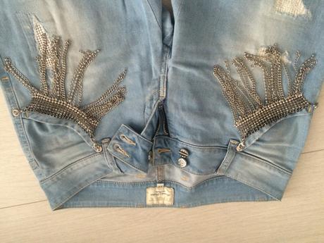 Rifle met jeans s retiazkami, s