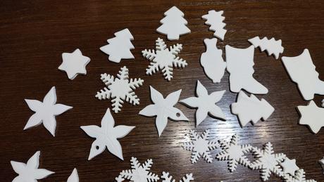 Vianočné ozdoby z bielej hmoty,