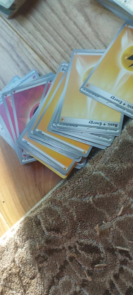 Pokémon karty 320 ks, 