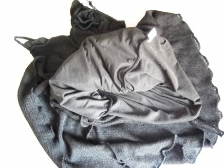 Čierne asymetrické šaty s ružičkou, amisu,s