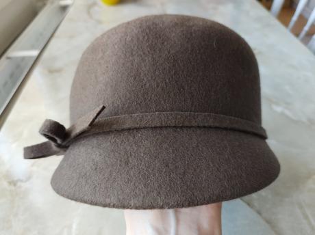 Klobúk farby kávy, 