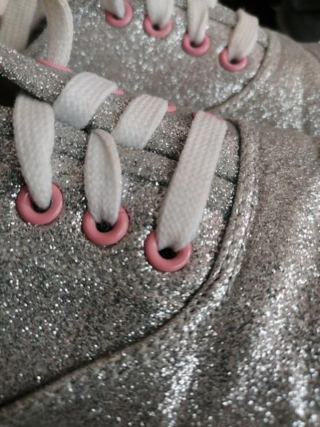 Strieborné tenisky, 32