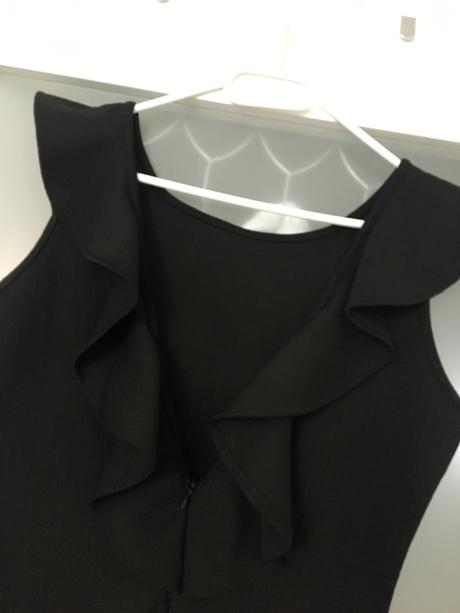 Čierne saty s volankami a odhalenym chrbtom, m