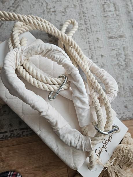 Drevená hojdačka krémová nová, 