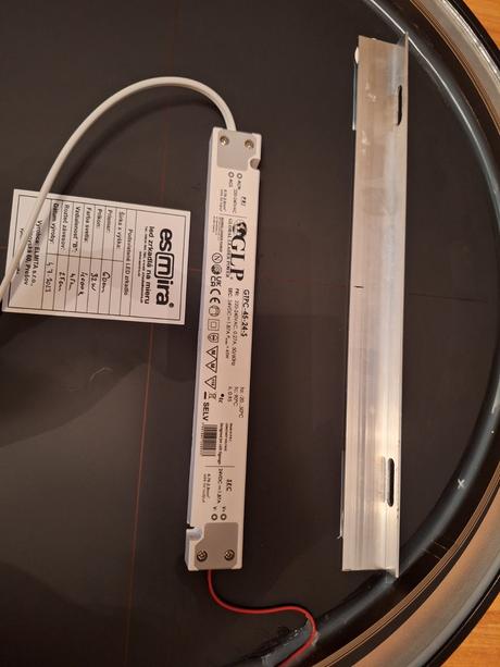 Led zrkadlo v čiernom rame 60cm, 