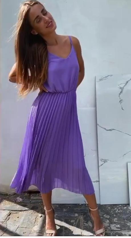 Krásne fialové šaty, 