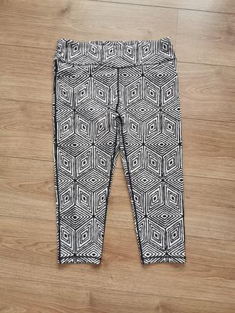 Trojštvrťové legíny, l