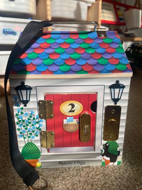 Drevený domček s kľúčmi mellisa&doug, 