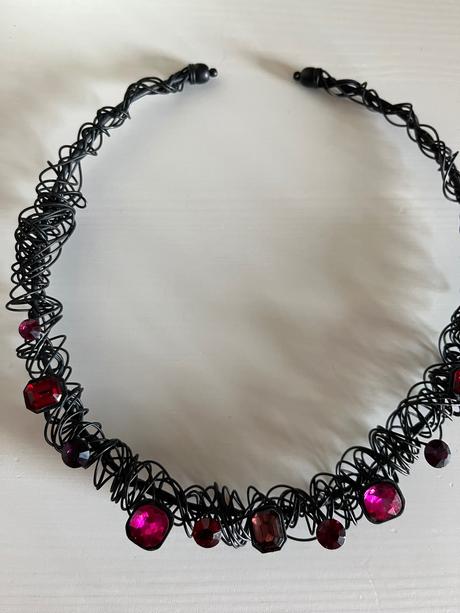 Nadherny nahrdelnik, 