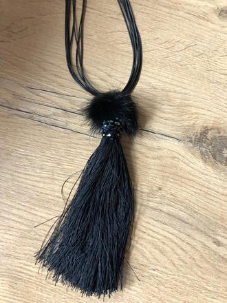 Náhrdelník s čiernou ozdobou, 