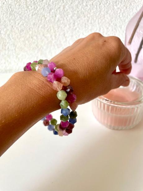 Nahrdelnik z farebnych koralok, 